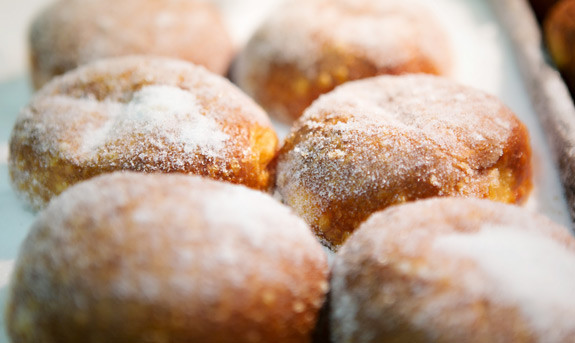 A tray of freshly fried malasadas